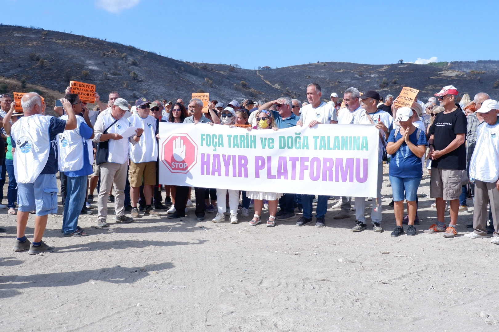 Foça’da çevrecilerden yangın protestosu