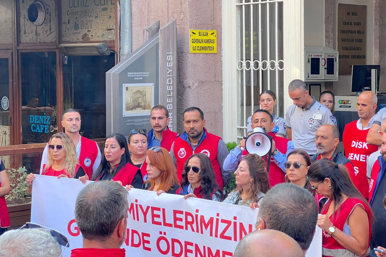 İZENERJİ çalışanlarından ikramiye eylemi haberinin görseli