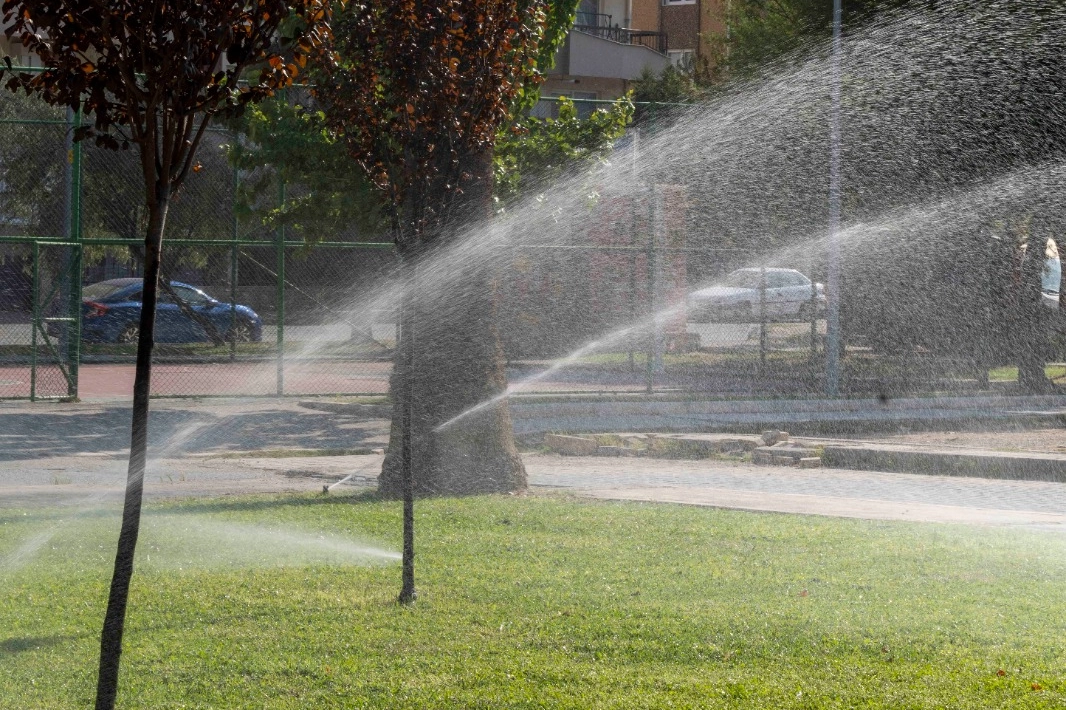 İzmir’in parklarında akıllı sulama dönemi haberinin görseli