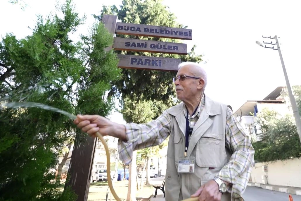 30 yıldır gönüllü park bakımı yapan Sami amca Bucalılara örnek oldu haberinin görseli