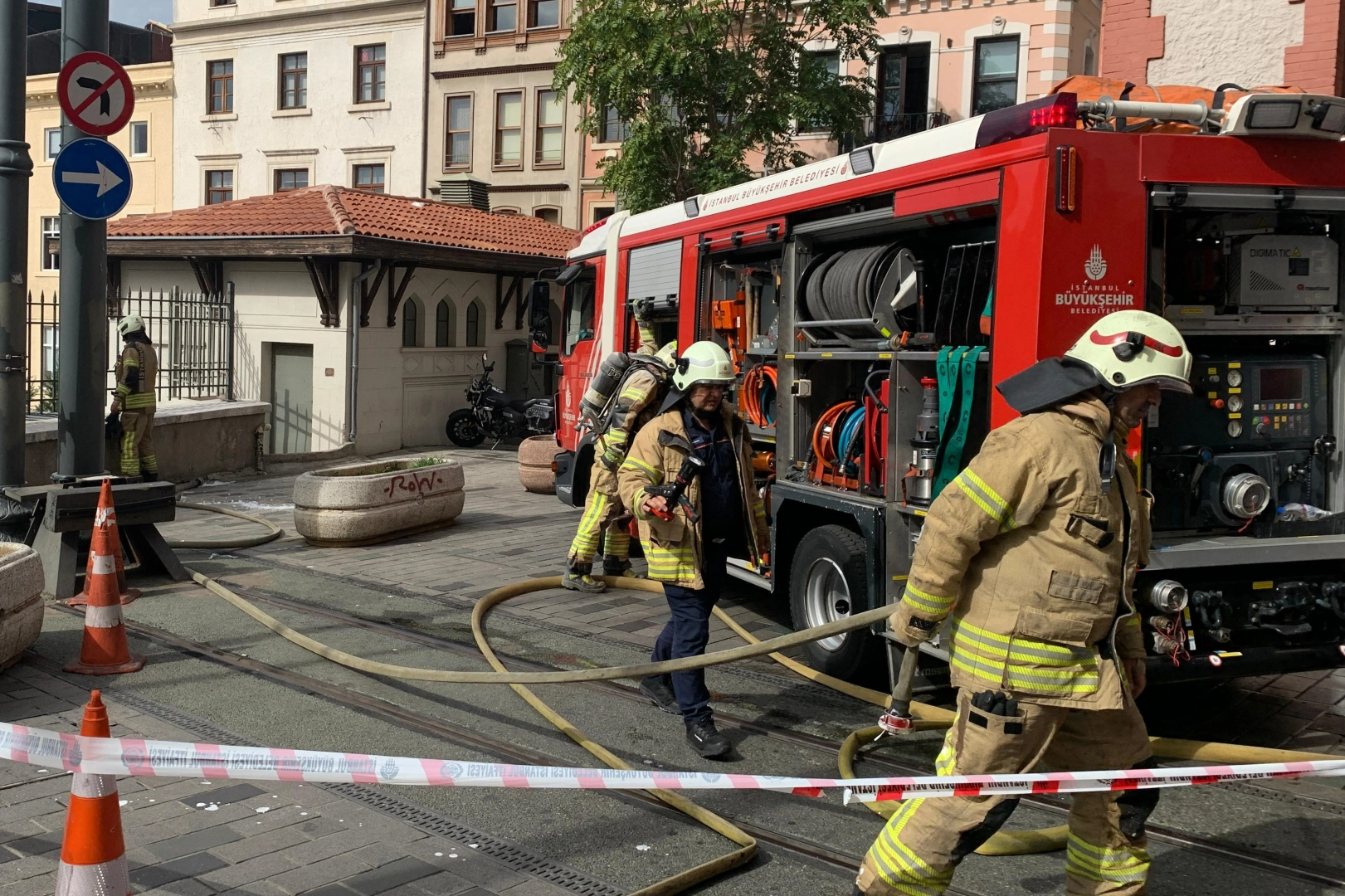 Beyoğlu Belediyesi’nin önünde şiddetli patlama haberinin görseli