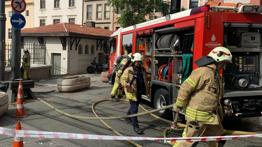 Beyoğlu Belediyesi’nin önünde şiddetli patlama haberinin görseli