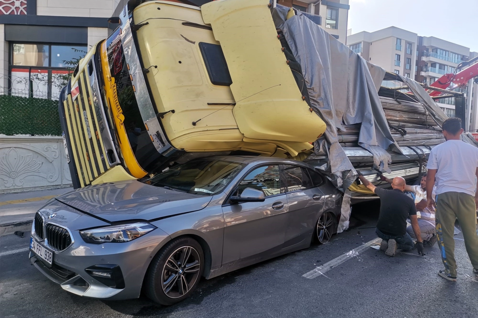 İzmir'de polisten kaçan tır dehşet saçtı haberinin görseli
