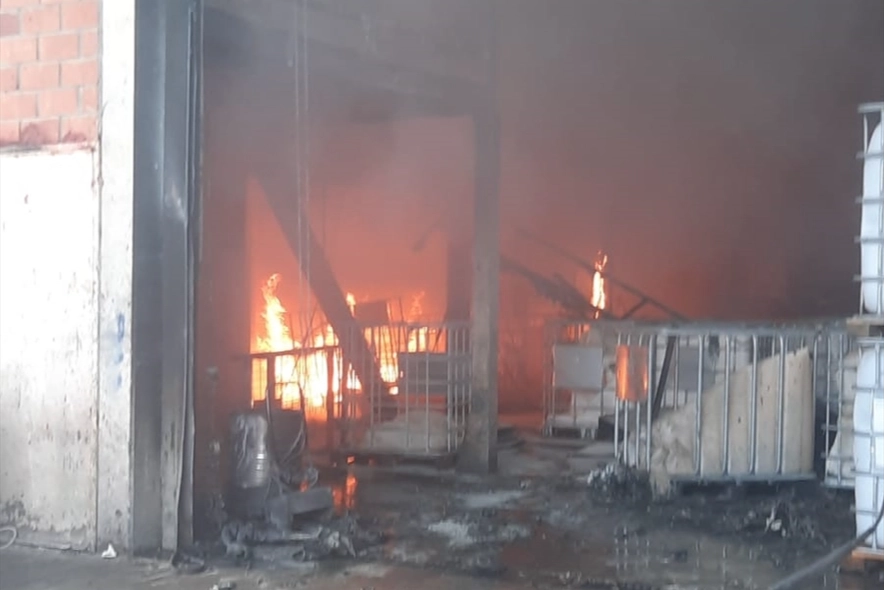 İzmir haber: Bornova'da geri dönüşüm fabrikasında yangın haberinin görseli