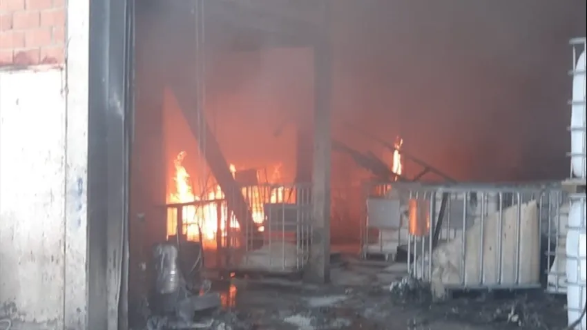 İzmir haber: Bornova'da geri dönüşüm fabrikasında yangın