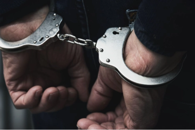 İzmir haber: Kadına şiddet suçundan aranıyordu, kadın polislerce enselendi haberinin görseli