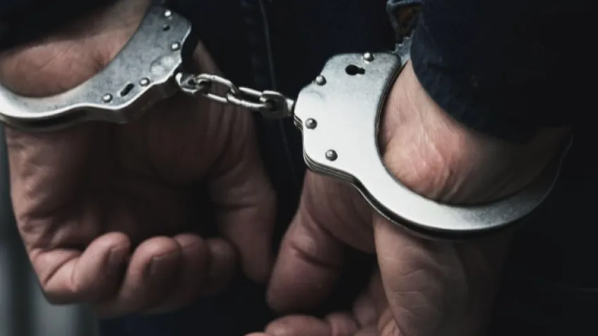 İzmir haber: Kadına şiddet suçundan aranıyordu, kadın polislerce enselendi