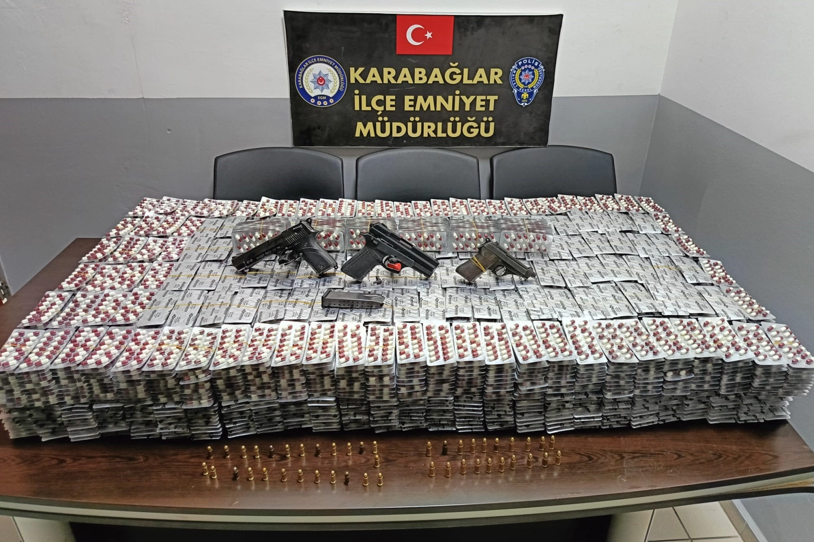 İzmir haber: Zehir taciri baba-oğul evlerinde enselendi haberinin görseli