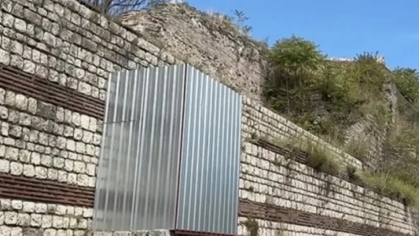 Katil Semih Çelik'in 2 genç kızı katlettiği Edirnekapı surlarında demir bariyerli önlem! haberinin görseli
