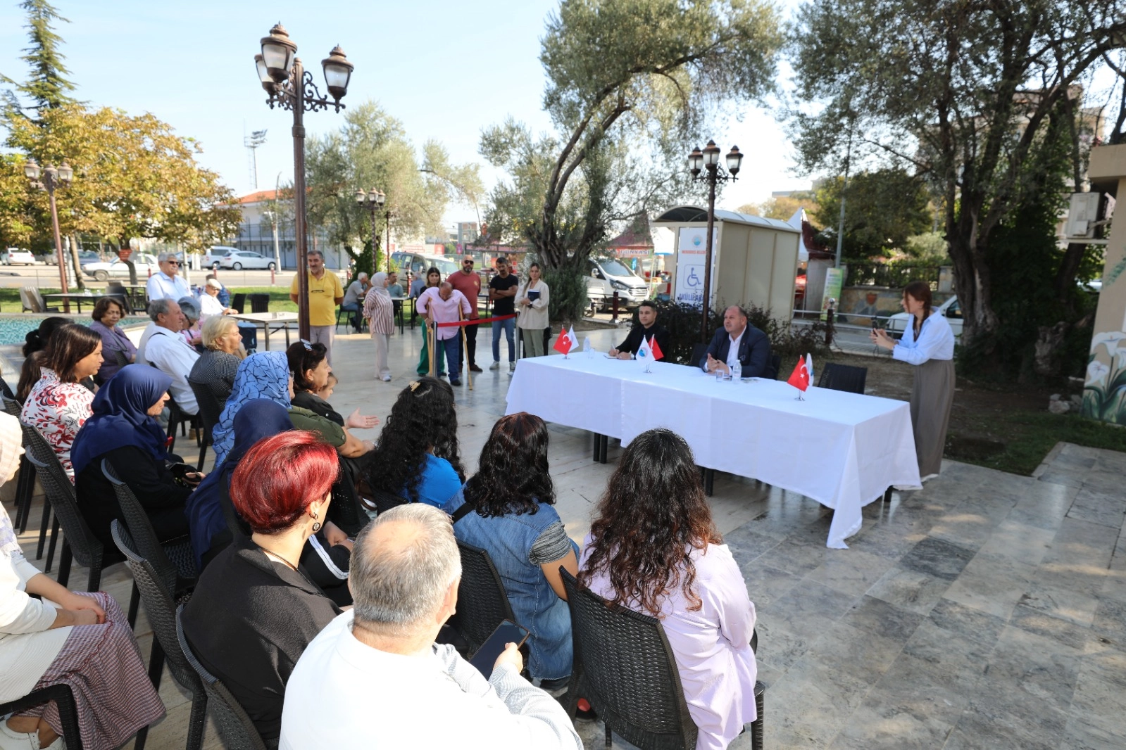 Menderes’te halk buluşması: Başkan Çiçek vatandaşları dinledi haberinin görseli