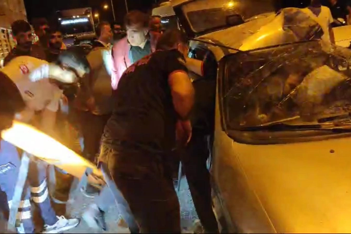Otomobil kamyonete çarptı: Ölü ve yaralılar var