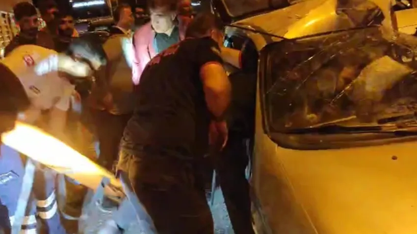 Otomobil kamyonete çarptı: Ölü ve yaralılar var haberinin görseli