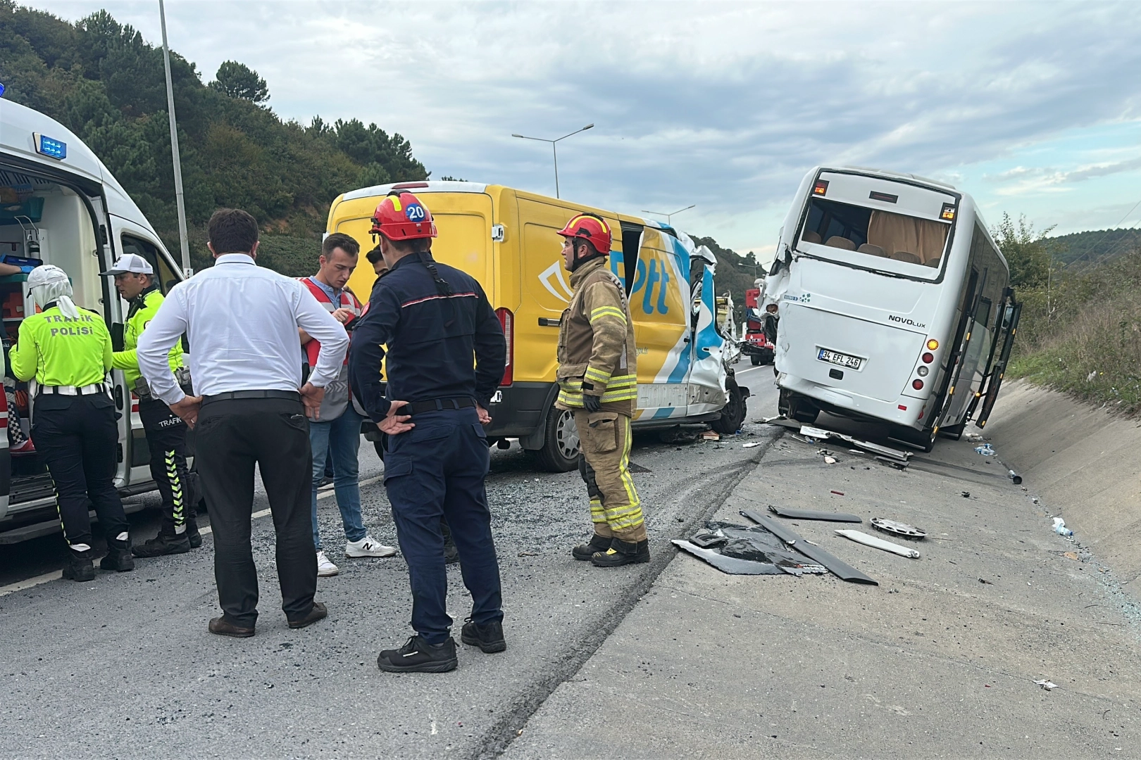 PTT aracı ile servis minibüsü kaza yaptı: Yaralılar var haberinin görseli