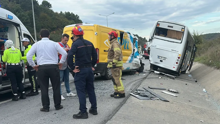 PTT aracı ile servis minibüsü kaza yaptı: Yaralılar var haberinin görseli