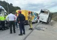 PTT aracı ile servis minibüsü kaza yaptı: Yaralılar var