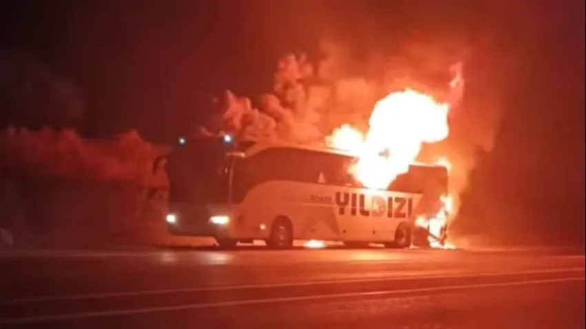 Seyir halindeki otobüs alev topuna döndü haberinin görseli