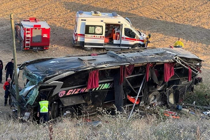 Afyonkarahisar'da yolcu otobüsü devrildi: 21 kişi yaralandı