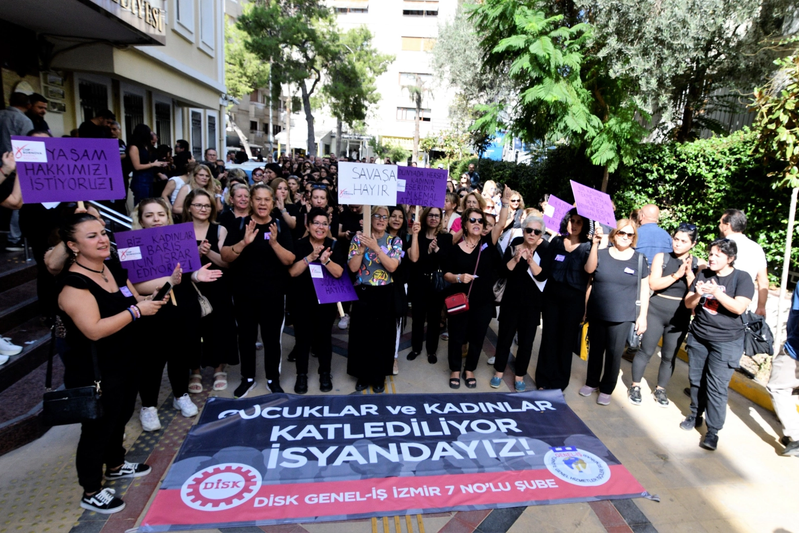 Bornovalı kadınlar ses yükseltti: Yaşamak istiyoruz! haberinin görseli