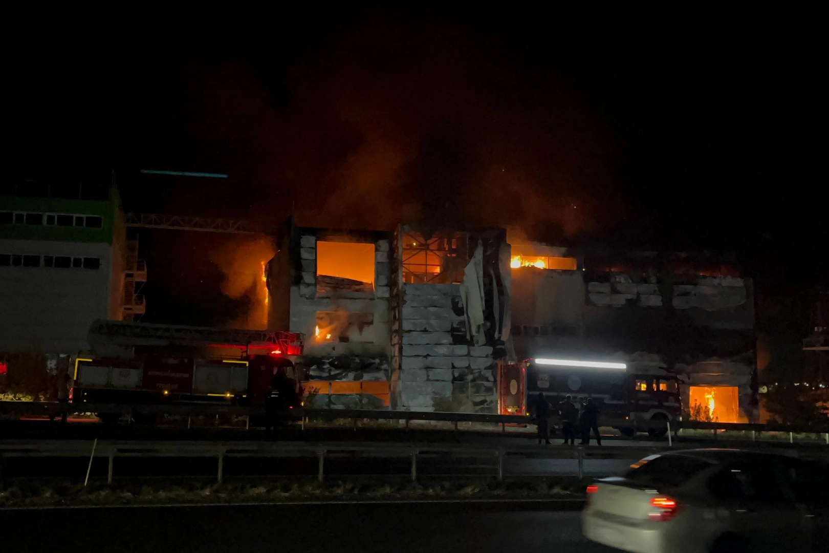 Tekirdağ'da alevler gökyüzünü aydınlattı: Kozmetik fabrikasında yangın