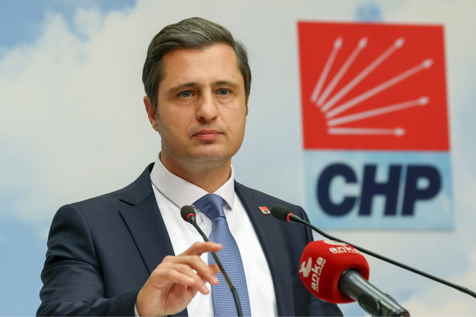 Deniz Yüzcel'den Numan Kurtulmuşa tepki: Anayasalar milletlerin ruhudur haberinin görseli