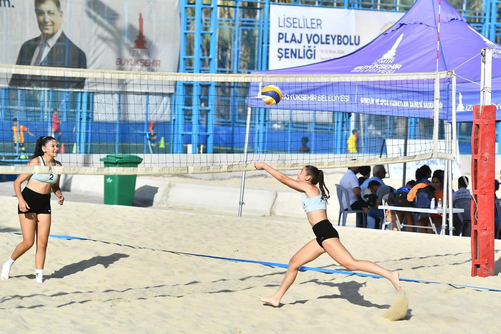 Liseliler Plaj Voleybolu Şenliği'nde liseliler doyasıya eğlendi