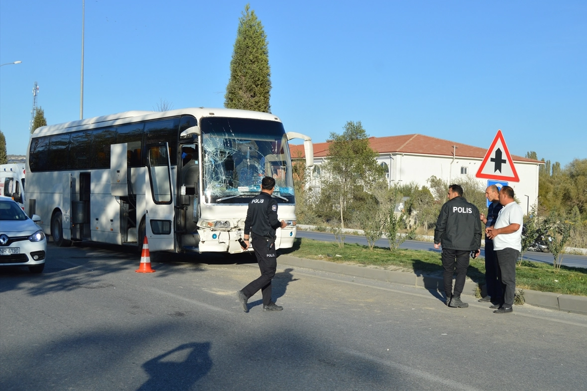 Kütahya'da kaza: İki işçi servisi çarpıştı