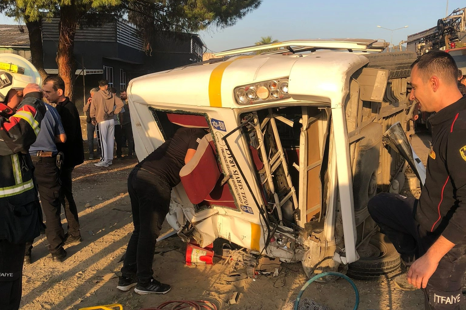 Petrol tankeri ile işçi servisi çarpıştı: 11 yaralı