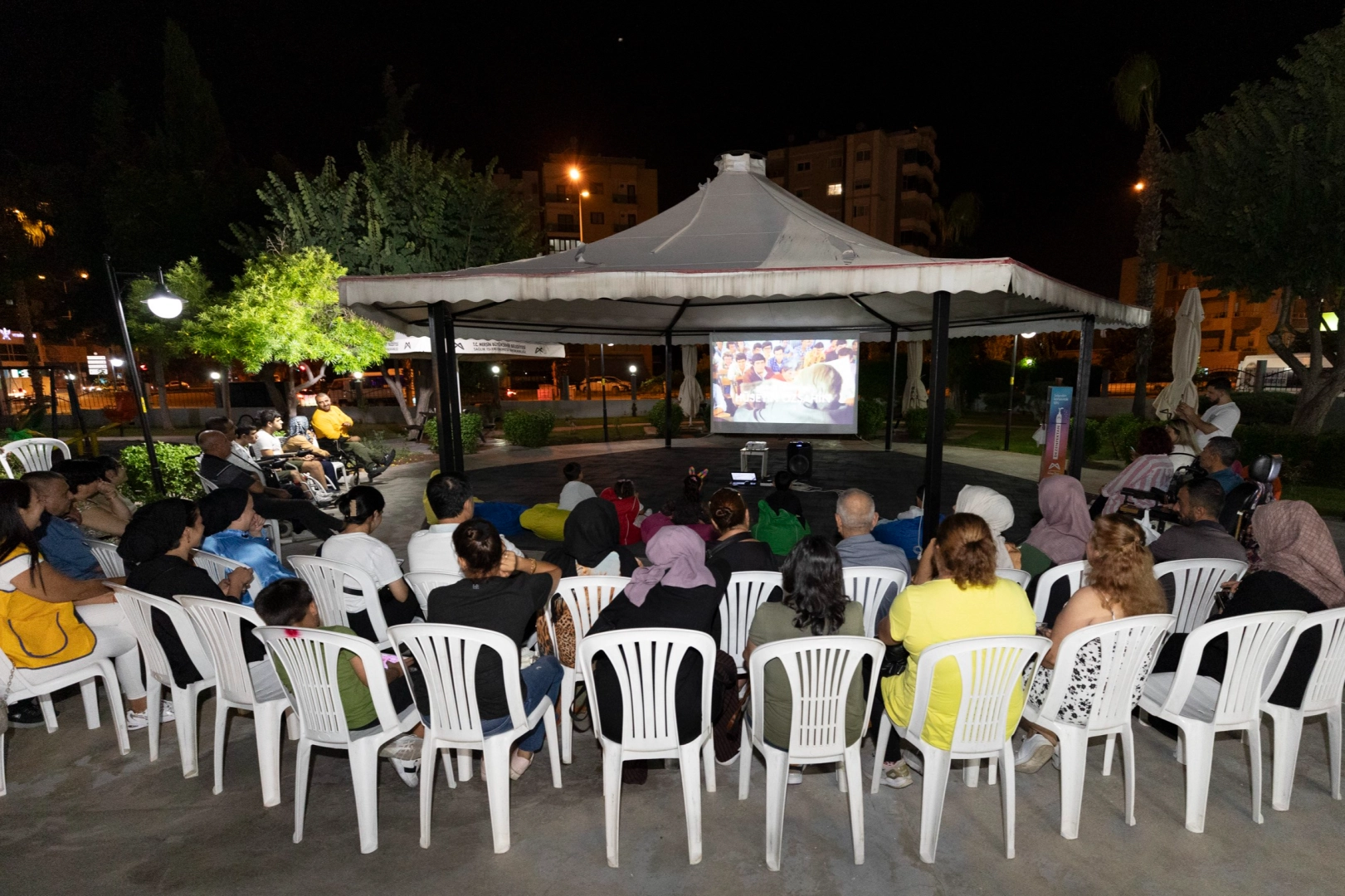 Mersin'de Engelsiz Yaşam Parkı'nda sinema keyfi