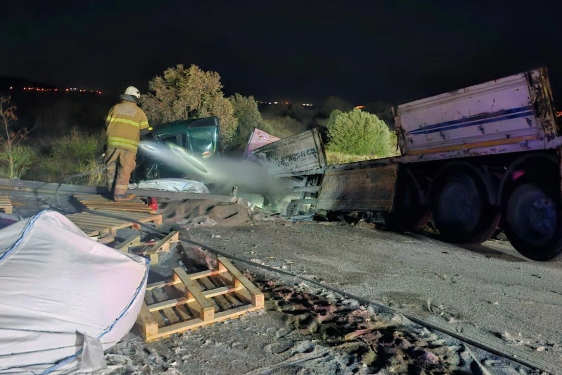 İzmir Aliağa'da feci kaza: Ata ardından tıra çarptı, araç alev aldı