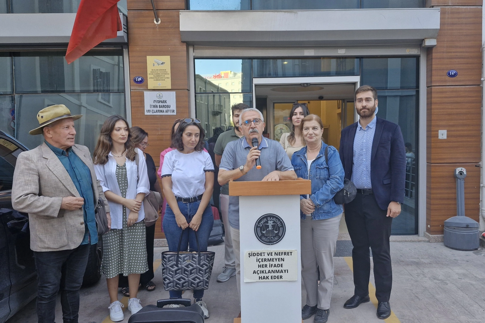 İzmir Barosu’nda ‘SMS’ krizi derinleşiyor: Yürütmeyi durdurma talep edildi haberinin görseli
