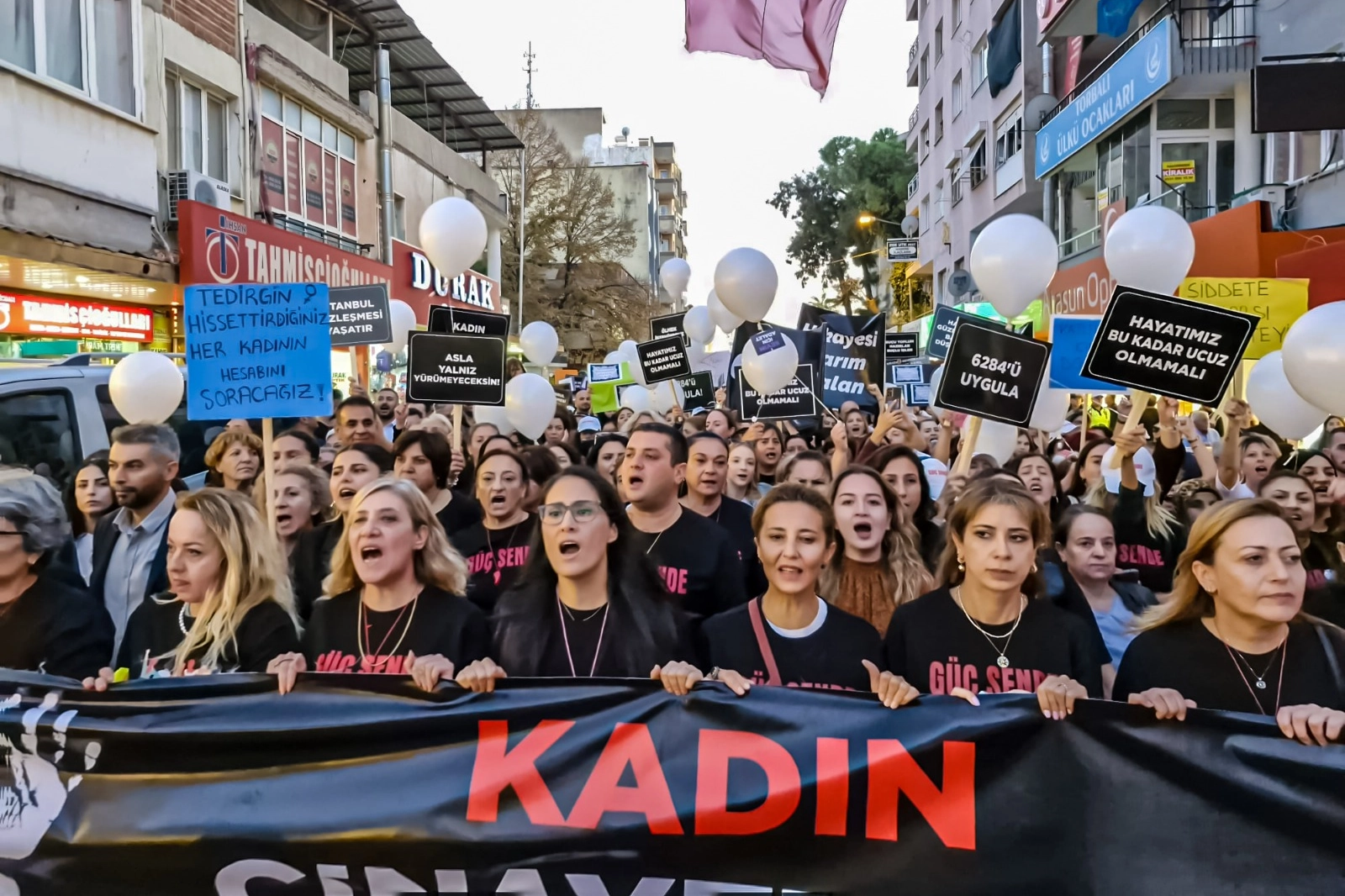 Kırık Saçlar Özgürlüğe Yürüyor Torbalı’da ses yükseltti