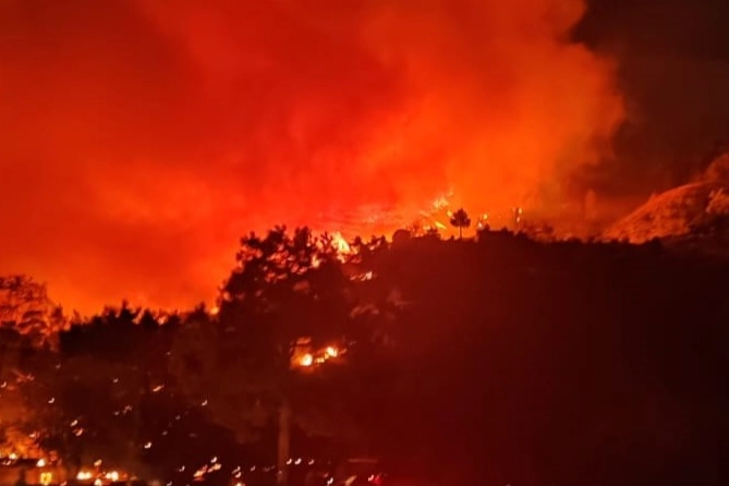 Muğla'da yangın: Evler alevlere teslim oldu! haberinin görseli