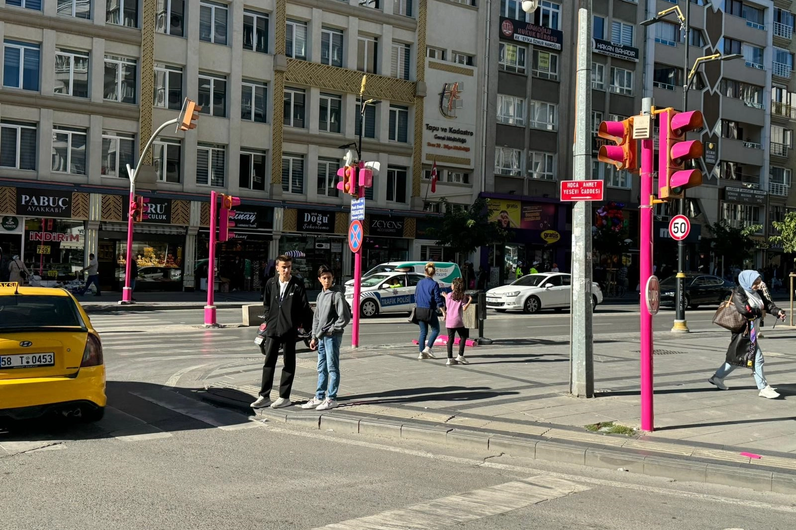 Sivas'ta trafik lambaları 'meme kanserine dur' demek için pembeye boyandı