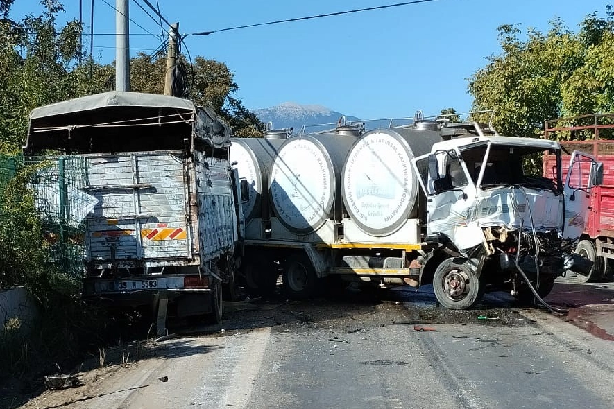 İzmir haber: 2 kamyon kafa kafaya çarpıştı haberinin görseli