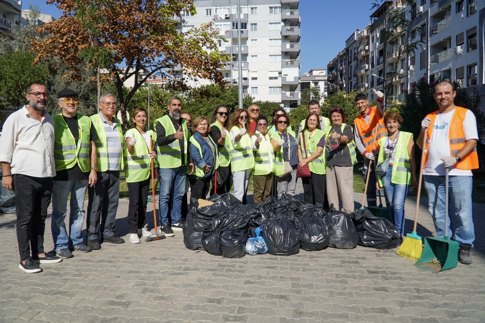 Karşıyaka'da temizlik kampanyası büyüyor