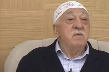 Gülen’in ölümü nedeniyle sokaklarda tatlı dağıttı haberinin görseli