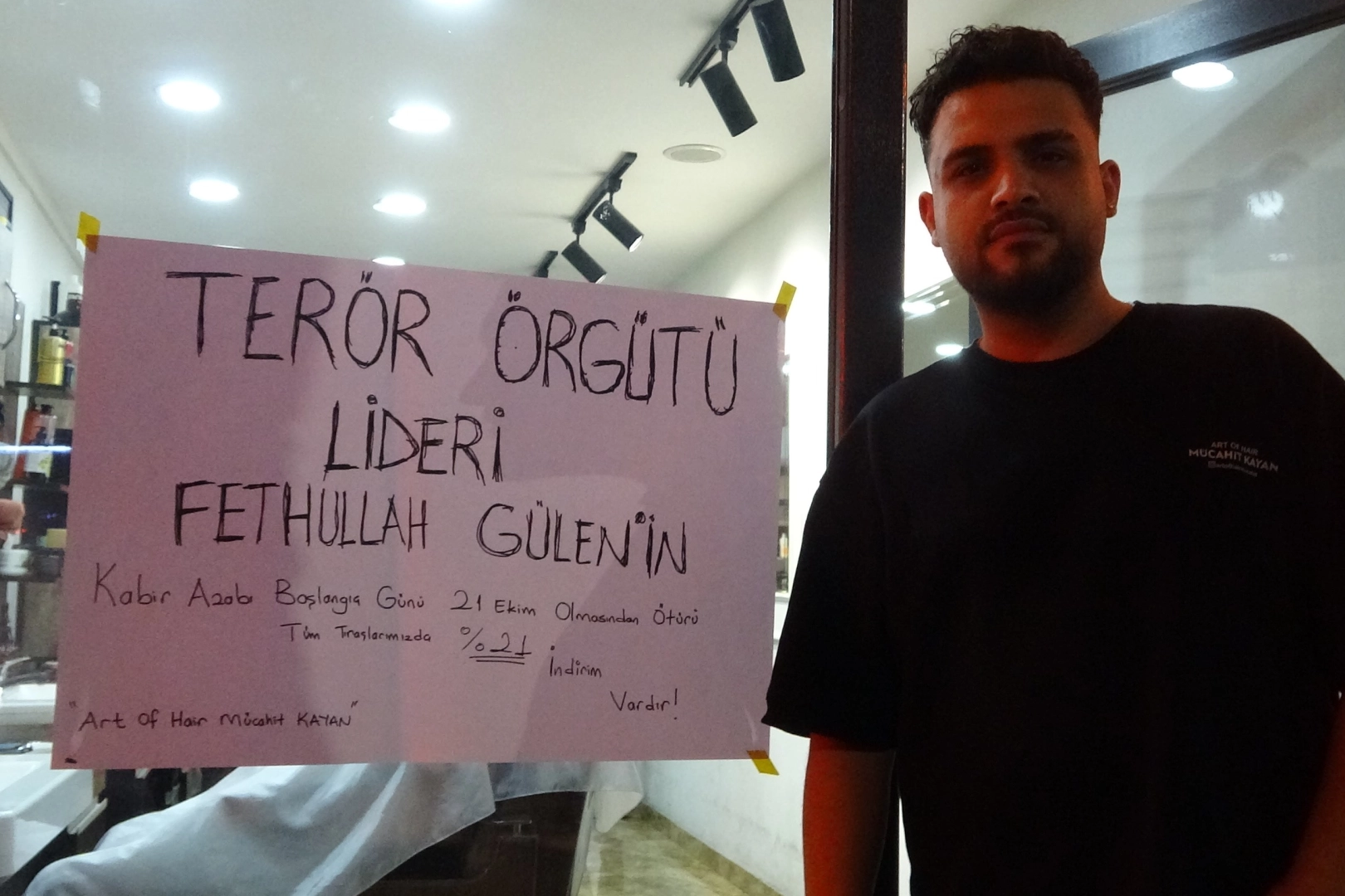 Kuaföründen FETÖ elebaşının ölümüne özel indirim haberinin görseli