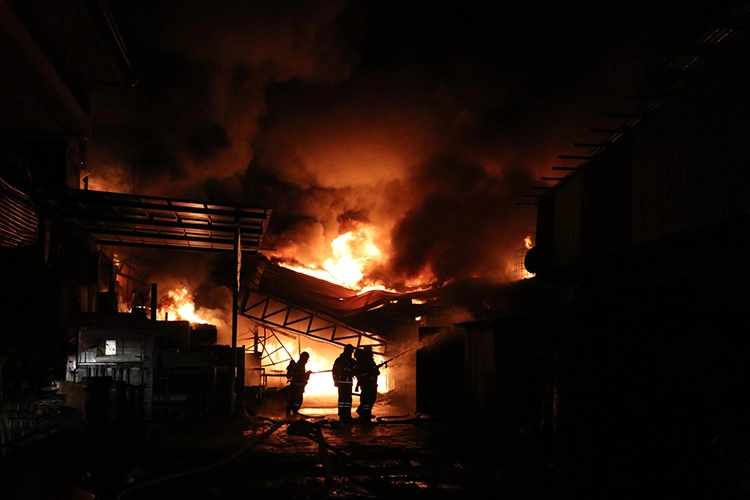 Sakarya'da kauçuk fabrikasında yangın: Fabrika ve 5 iş yeri kullanılamaz hale geldi