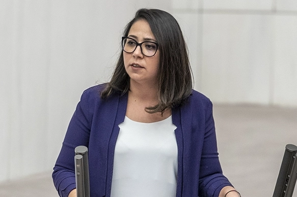 Sera Kadıgil'den Kemal Memişoğlu'na: Ne yaşanırsa istifa etmeyi düşünürsünüz? haberinin görseli