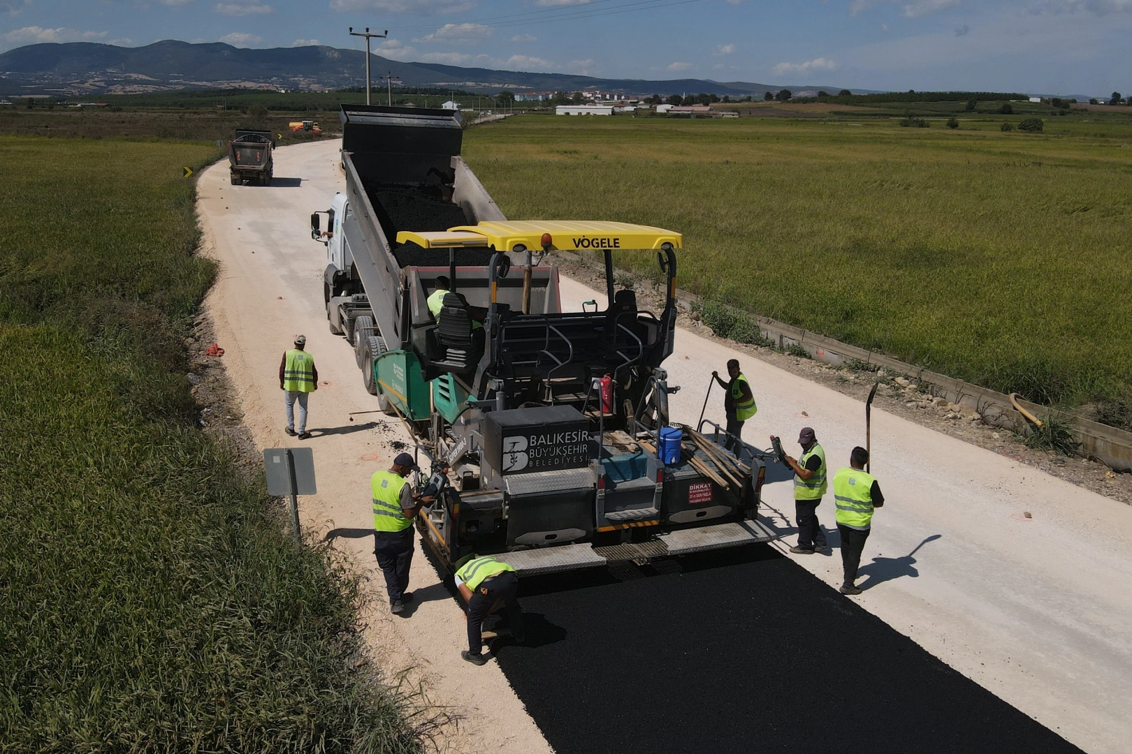 Balıkesir’de yol yapım çalışmaları hız kesmeden devam ediyor