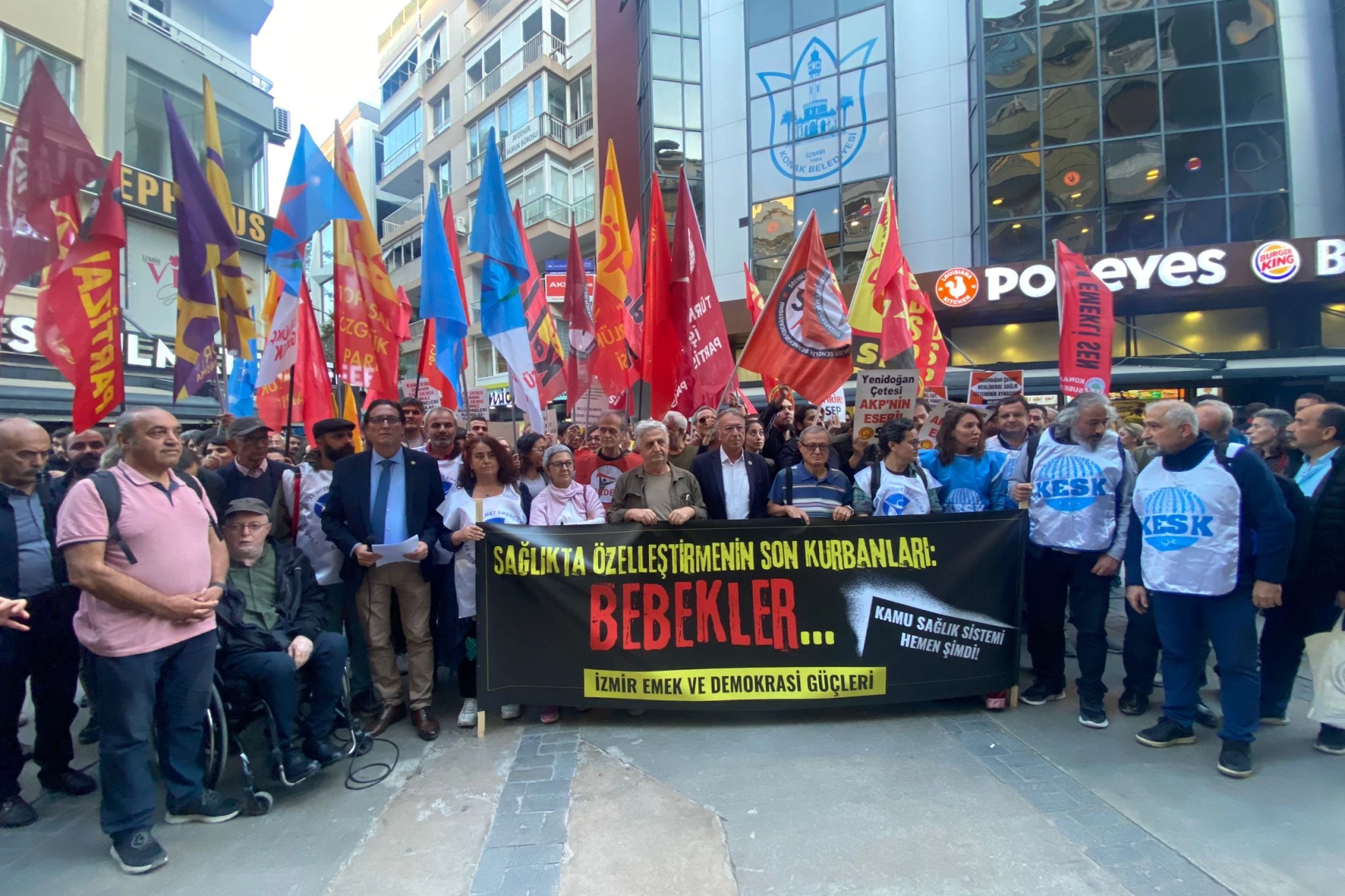 Bir ses de İzmir’den yükseldi: Yenidoğan Çetesi sağlıkta dönüşümün eseri haberinin görseli