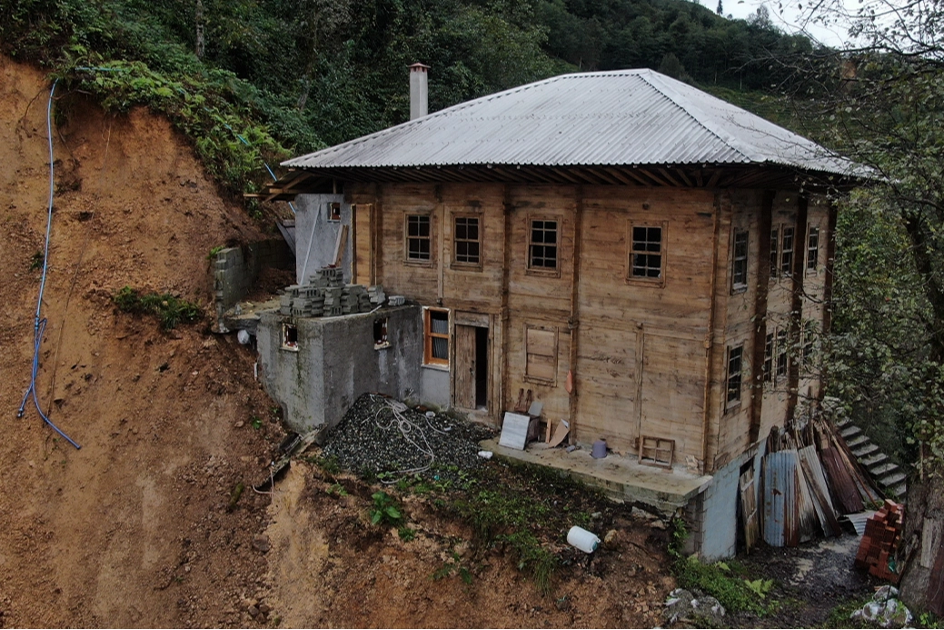 Rize'de heyelan alarmı: 15 ev boşaltıldı