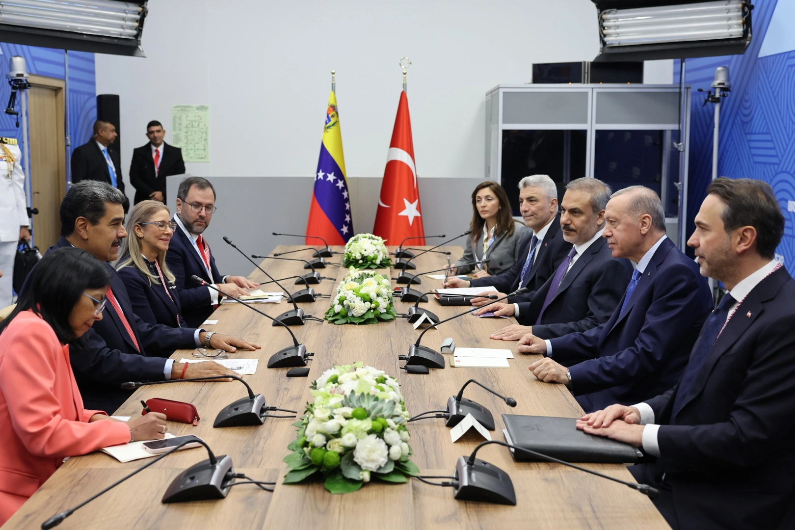 Cumhurbaşkanı Erdoğan, Venezuela Devlet Başkanı Maduro ile görüştü haberinin görseli