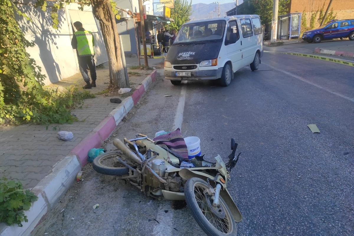 İzmir haber: Ödemiş'te minibüs motosikletle çarpıştı