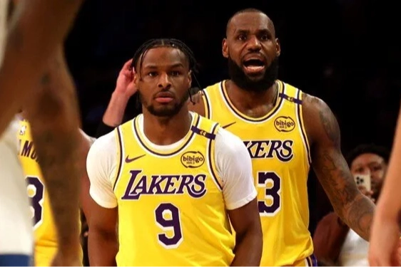 NBA’de bir ilk: LeBron ve Bronny James aynı maçta oynadı