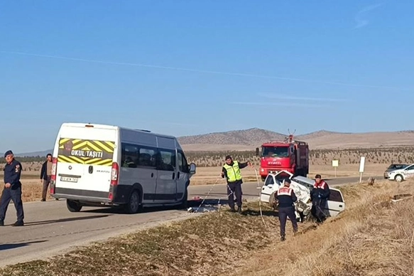 Feci kazada okul servisi ile otomobil çarpıştı:  3 kişi öldü!