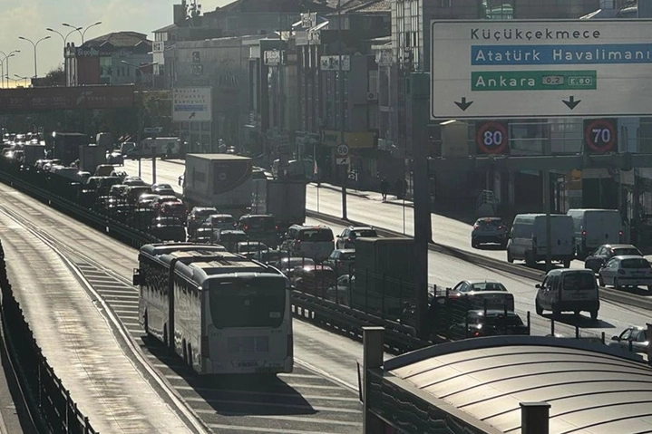 İstanbul'da yine metrobüs faciası: Metrobüsün motorunda yangın çıktı!