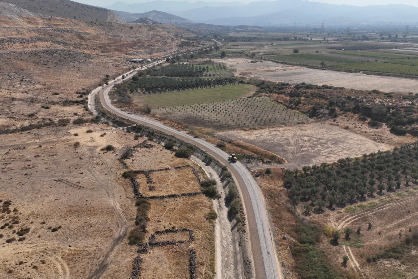 Büyükşehir’den sathi kaplama atağı: 14 ilçede 200 kilometrelik ova yolu düzenlendi