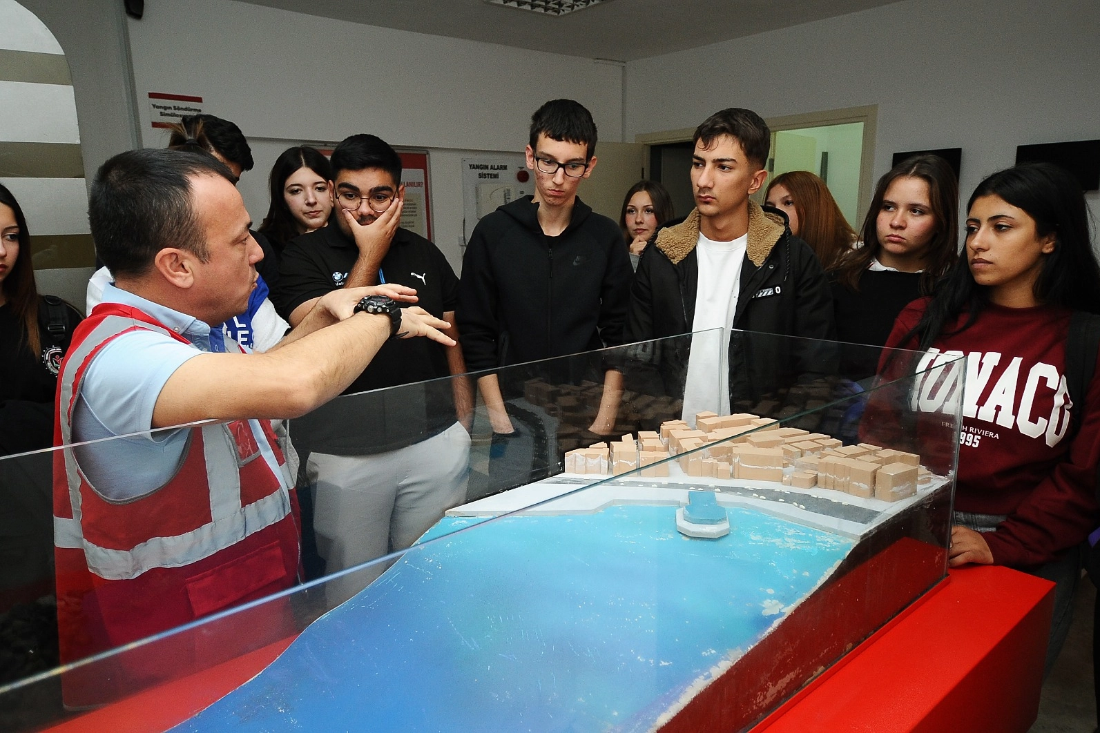 Karşıyakalı öğrencilere yönelik afet farkındalık eğitimleri başladı haberinin görseli