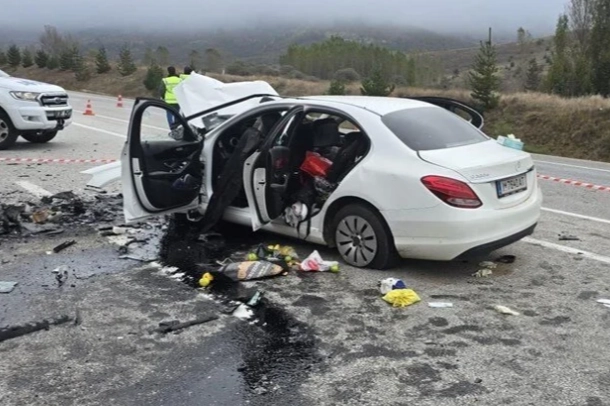 Erzincan’da feci kaza: 1 otomobil yandı, 5 kişi öldü